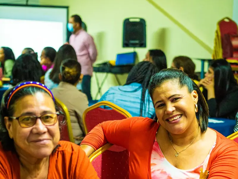 Asistentes conversan durante un encuentro comunitario
